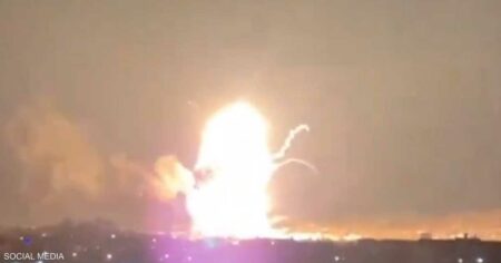 انفجارات وكرات لهب.. أوكرانيا تشنّ هجوما على بلدة في القرم