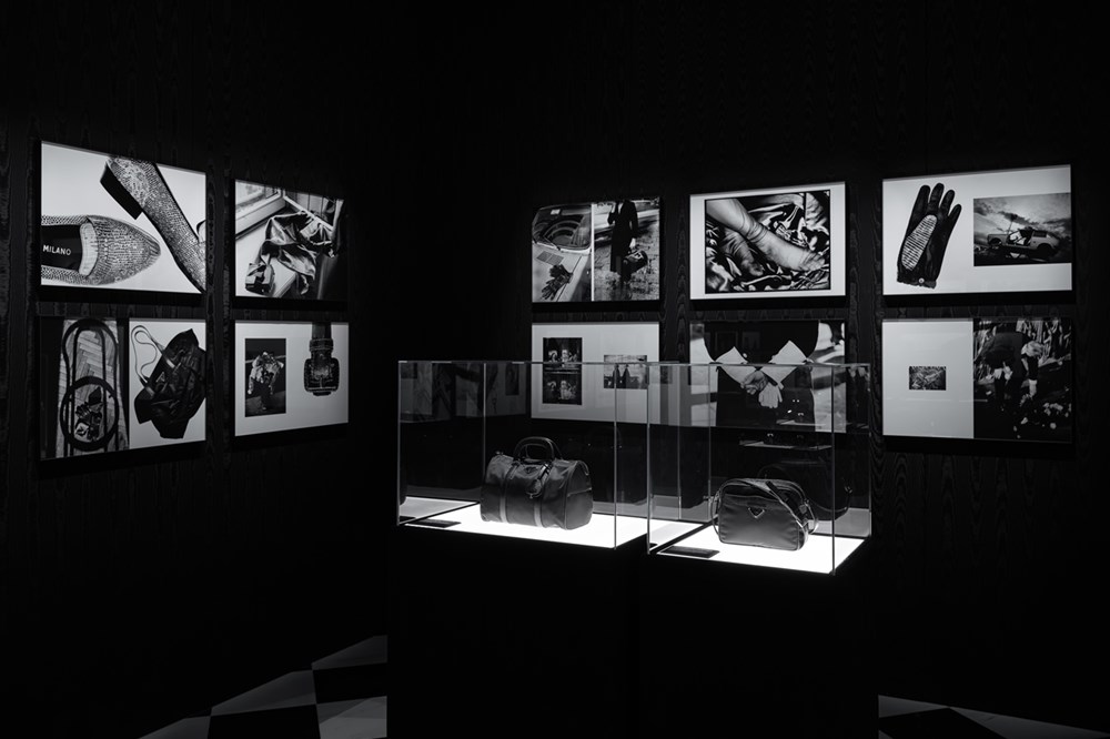 شاشات رقمية وصور من تاريخ برادا