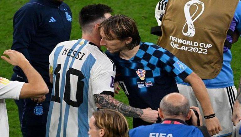 ميسي مع مودريتش كابتن كرواتيا في مبارتهما بكأس العالم 2022