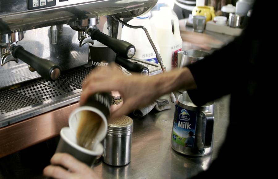 صانع القهوة يعد فنجانًا من القهوة في أحد المقاهي