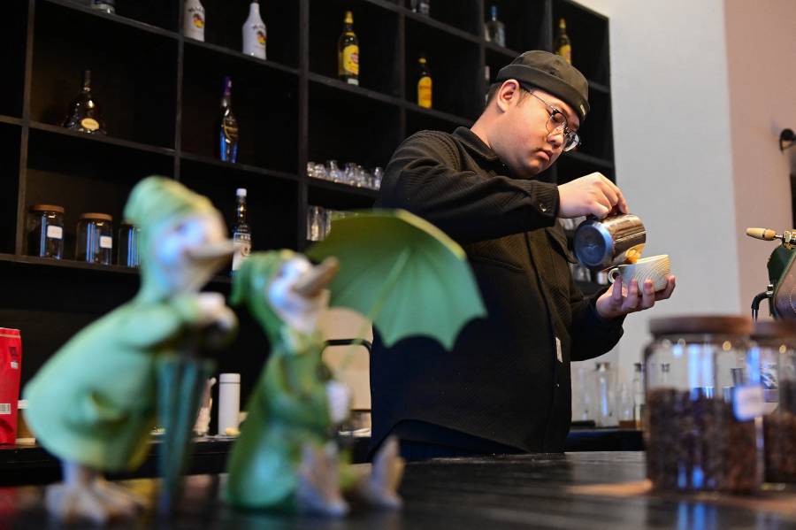 باريستا يقوم بتحضير القهوة في أحد المقاهي