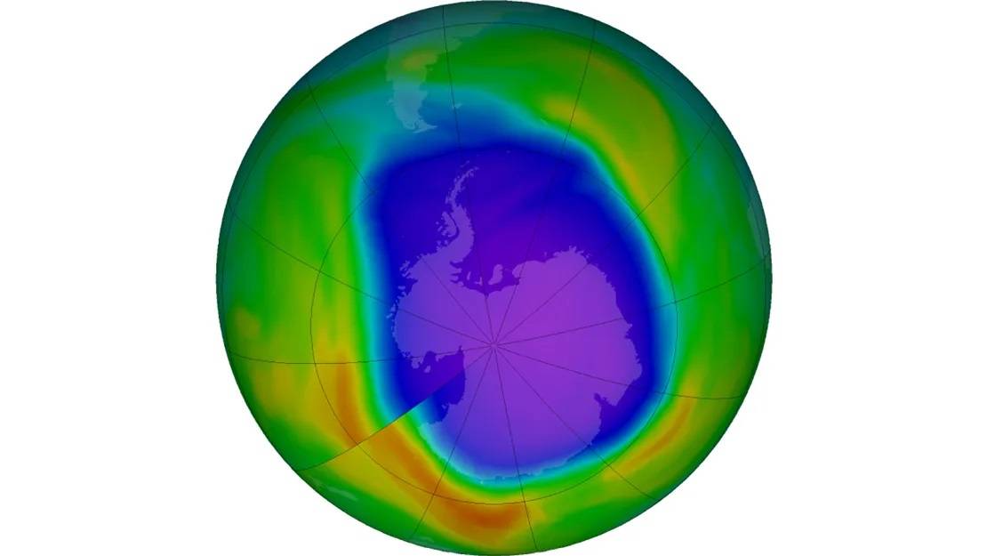 الأوزون فوق القطب الجنوبي، الألوان الأرجوانية والزرقاء تعبر عن النسب الأقل، والصفراء والحمراء هي الأعلى (ناسا)