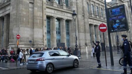 رئيسة الوزراء الفرنسية تقول «لن نستسلم للإرهاب» بعد هجوم باريس