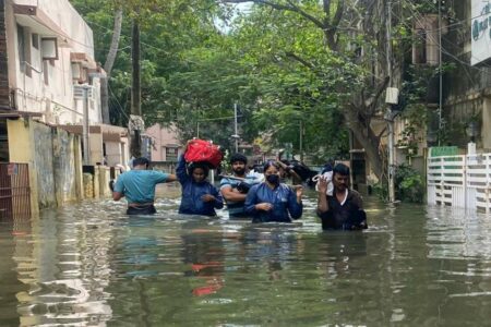 «ميتشونج» يجتاح الهند.. والفيضانات تخلف قتلى وتعطل النقل