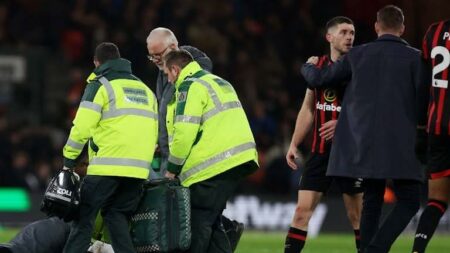إيقاف مباراة لوتون وبورنموث في الدوري الإنجليزي بسبب إصابة مروعة للاعب
