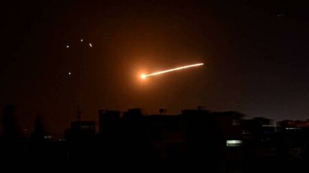 إصابة جنديين سوريين في هجوم صاروخي إسرائيلي قرب دمشق