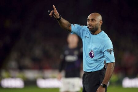 ليفربول يتصدّر «البريميرليغ».. وحكم أسمر يدخل التاريخ