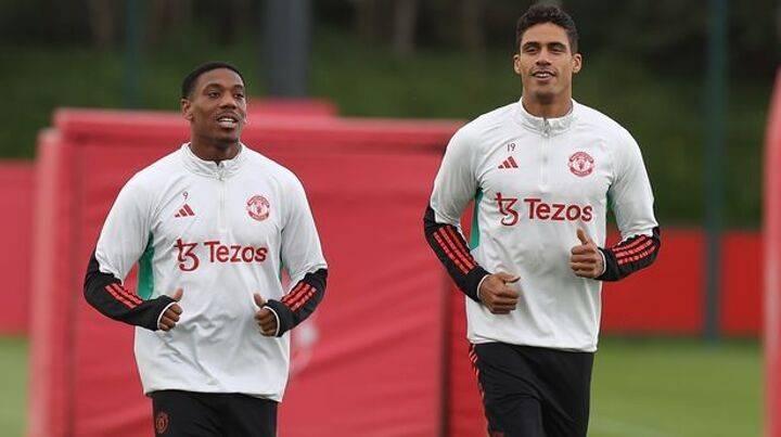 مانشستر يونايتد يفعّل خيار تمديد عقود 3 لاعبين.. ويفاوض فاران ومارسيال