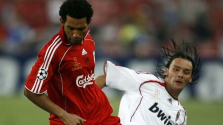 نجم ليفربول السابق يغير سنه وطوله