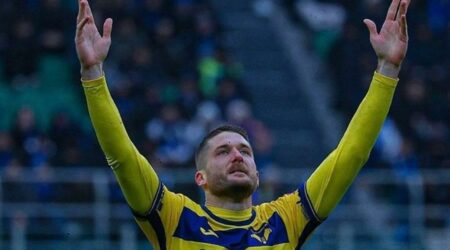 لاعب فيرونا يرد على جماهير فريقه بعد تمنيهم موت عائلته