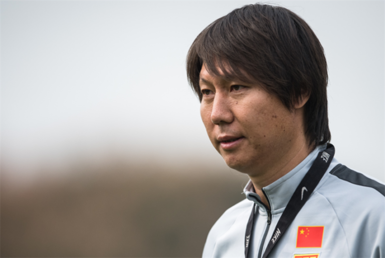 تشكيلته محجوزة للاعب الذي يدفع أكثر.. مدرب صيني دفع 400 ألف يورو لتدريب المنتخب
