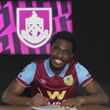 بيرنلي يعلن ضم مهاجم تشيلسي بمشهد سينمائي كلاسيكي