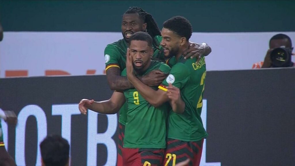 الكاميرون تتعادل بصعوبة مع غينيا في كأس الأمم الإفريقية بعد غياب أونانا