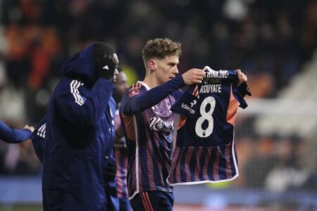 لاعبو نوتنغهام يواسون كوياتي بوفاة والده