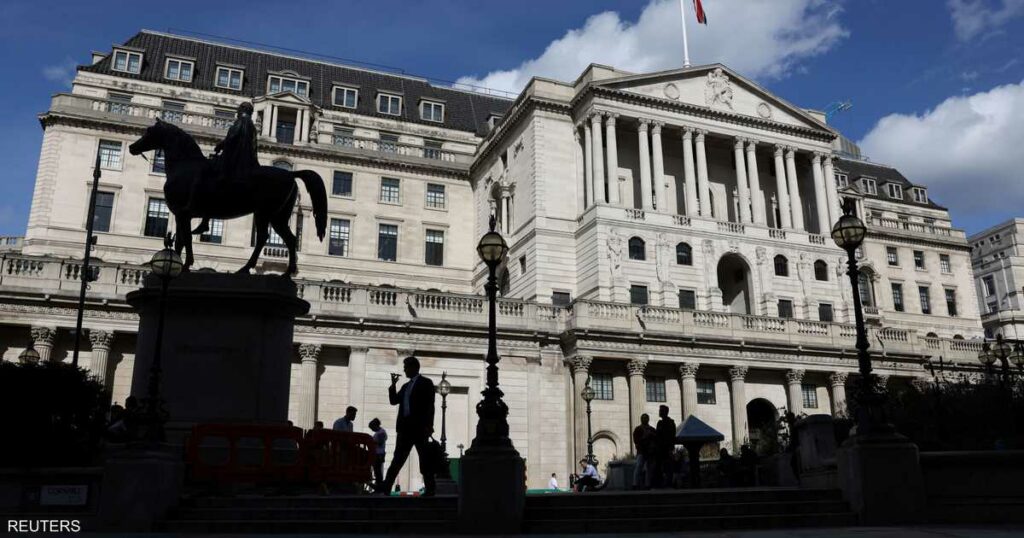 بنك إنجلترا المركزي يبقي على معدلات الفائدة دون تغيير