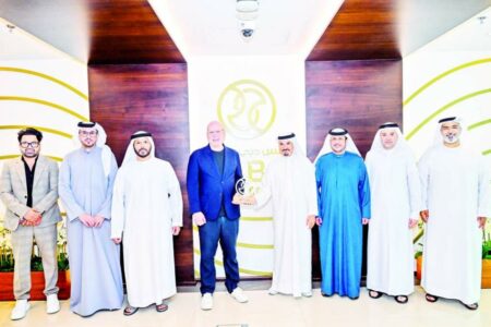 أندية دبي تلتقي مالك مانشستر يونايتد