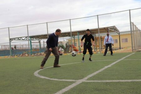 وزير الداخلية الأردني يلعب كرة قدم مع لاجئين سوريين