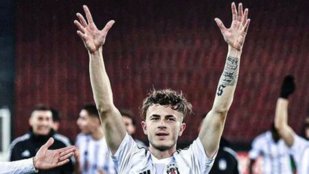 إنهاء عقد لاعب زور سنه في موقع مواعدة