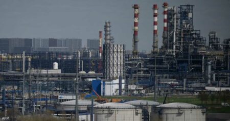 النفط ينخفض مع انحسار المخاوف حيال امدادات الشرق الأوسط