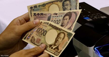 الين يتجه لتسجيل أكبر انخفاض يومي مقابل الدولار في شهر