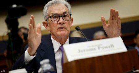 الدولار يتراجع بعد تصريحات رئيس الفيدرالي بشأن أسعار الفائدة