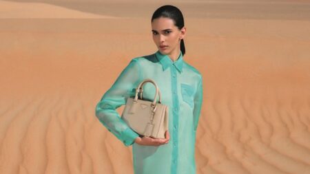 «Prada» تستوحي أزياءها من فضاء الصحراء الشاسع