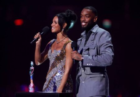 نجم برنتفورد لعب «ديربي» غرب لندن ثم قدم جوائز فنية