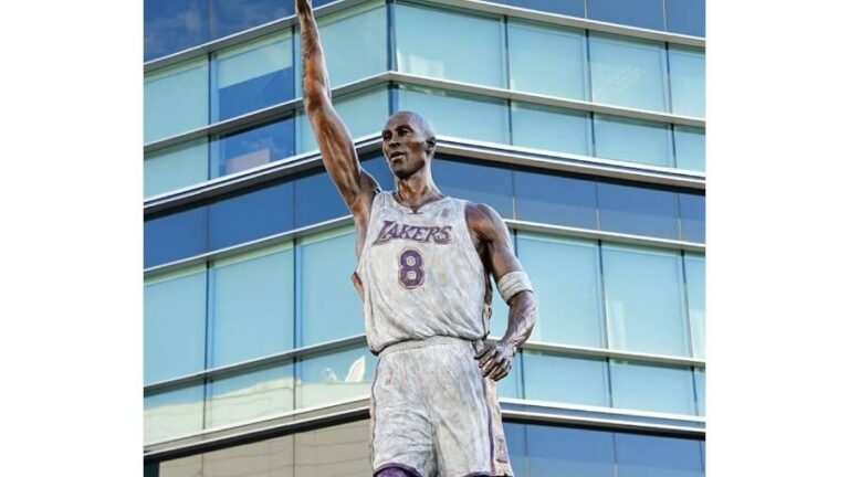 تمثال كوبي براينت يعاني أخطاء إملائية