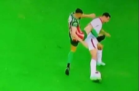 لاعب يحول خصمه لحصان في مباراة بالبرازيل