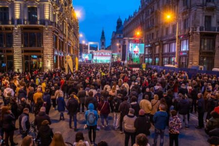 مجريون معارضون يتظاهرون في شوارع بودابست