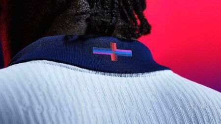 تغيير العلم على القميص الجديد لمنتخب إنجلترا يثير ضجة كبيرة