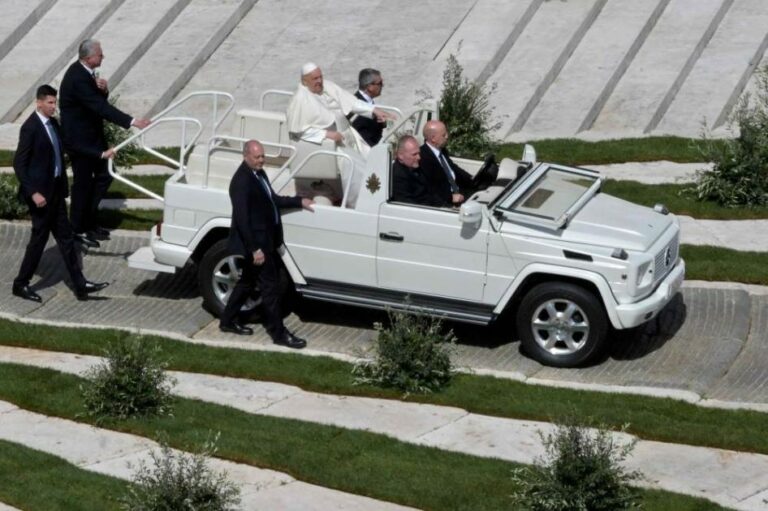 بابا الفاتيكان يندد بهجوم موسكو ويصفه بأنه عمل «دنيء»