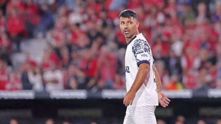 أغويرو يتعرض لإصابة في الكتف