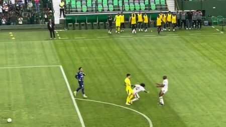 حارس يسقط خصمه بعد تسجيله ركلة جزاء «بانينكا»