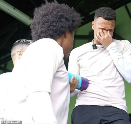 مهاجم فولهام يبكي بعد نيله جائزة لاعب الشهر