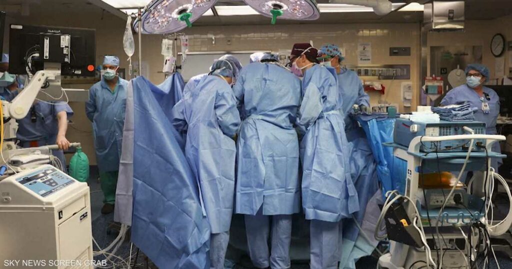 وفاة أول رجل خضع لزراعة كلية خنزير.. والمستشفى يوضح الأسباب