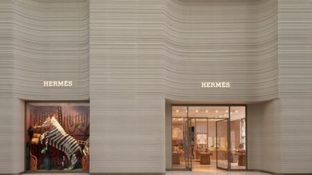 متجر جديد لـ«Hermès» في اﻟﺑﺣرﯾن.. ﻣﺳﺗوﺣﻰ ﻣن اﻟﺻﺣراء واﻟﻣﺣﯾط