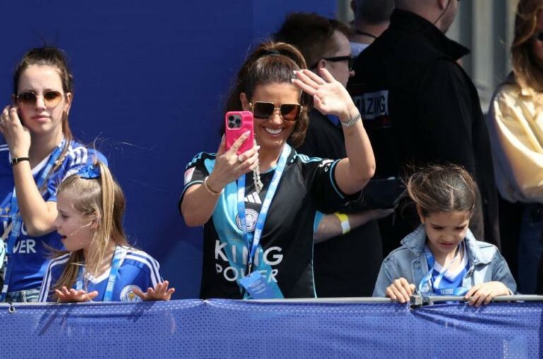 ريبيكاه تشارك في احتفالات صعود ليستر سيتي