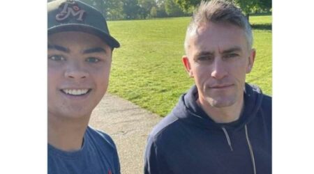 مدرب إبسويتش يساعد على تنظيف الشوارع