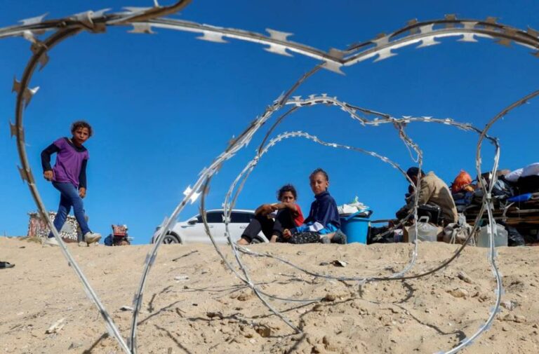شلل بمظاهر الحياة في شوارع رفح.. والخوف يخيم على الأهالي