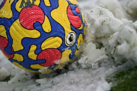 سيارة إسعاف في منزل لاعب بالدوري الإنجليزي