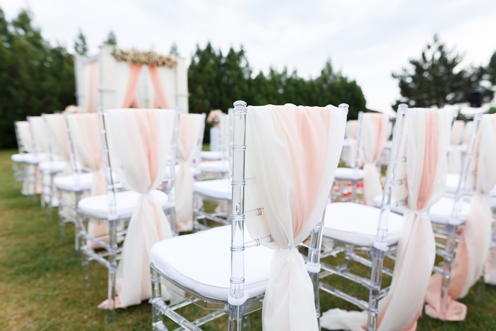 كيف تختارين كراسي حفل زفافكِ بتصاميم مُبهجة في الصيف؟