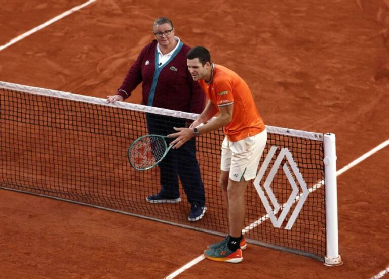 لاعب تنس يتفق مع خصمه على تغيير الحكمة