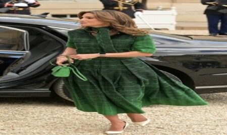 الملكة رانيا بإطلالة كلاسيكية راقية في أحدث ظهور في فرنسا