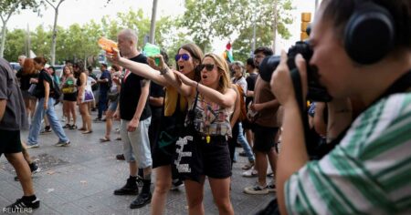 الرش بمسدسات المياه.. هل تنتشر عدوى طرد السياح في أوروبا؟