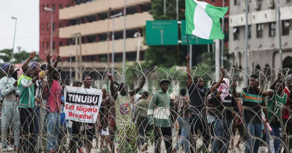 رئيس نيجيريا يدعو لإنهاء الاحتجاجات على الصعوبات الاقتصادية