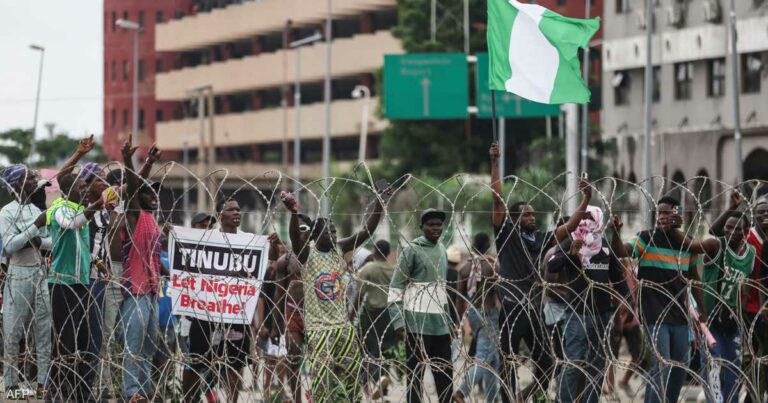 رئيس نيجيريا يدعو لإنهاء الاحتجاجات على الصعوبات الاقتصادية
