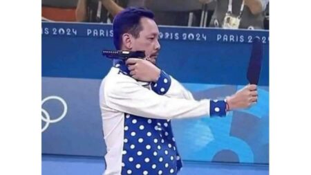 «يستخدم السلاح بظهره».. حقيقة الصورة المثيرة للجدل بأولمبياد باريس