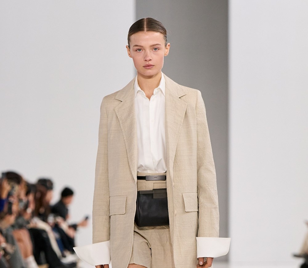 مجموعة «Max Mara» لربيع وصيف 2025.. تصاميم مستوحاة من العلوم والخيال