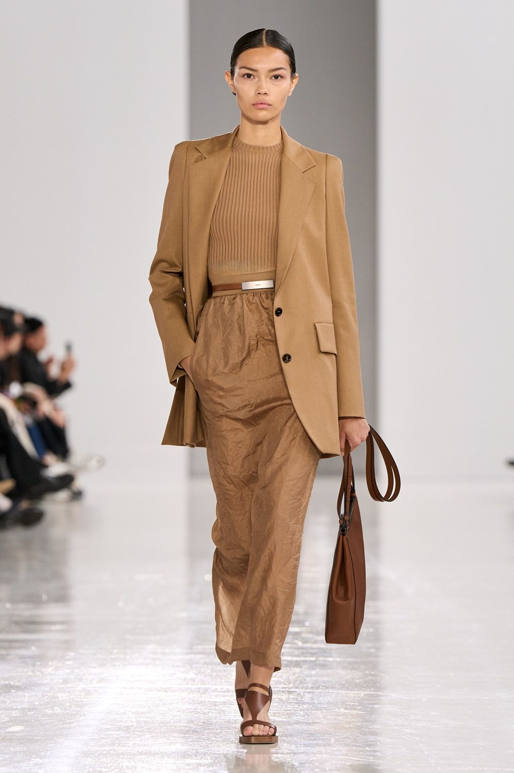 مجموعة «Max Mara» لربيع وصيف 2025.. تصاميم مستوحاة من العلوم والخيال